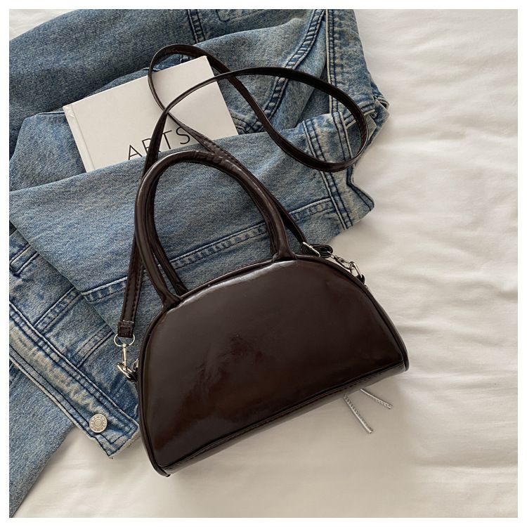 Bolso tote elegante para mujer, ideal para el trabajo y los viajes. Bolso de hombro de gran capacidad en PU con cierre de cremallera. Diseño ovalado y elegante disponible en blanco, rojo, negro y marrón._voghion.com