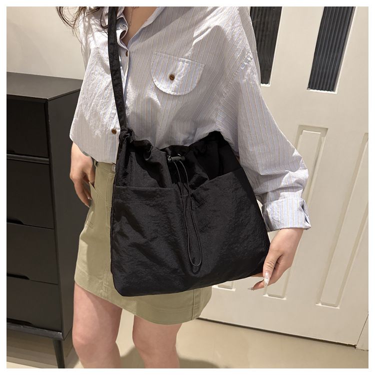 Borsa a secchiello con coulisse di grande capacità per le donne 2024 Nuova borsa a tracolla casual giapponese Ins Street Borsa a tracolla per pendolari_voghion.com