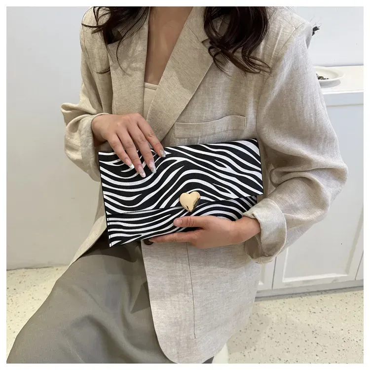 Portafoglio da donna di grande capacità in PU, alla moda, pochette con monete, chiuso, con stampa leopardata e a righe di mucca, 250314l_voghion.com