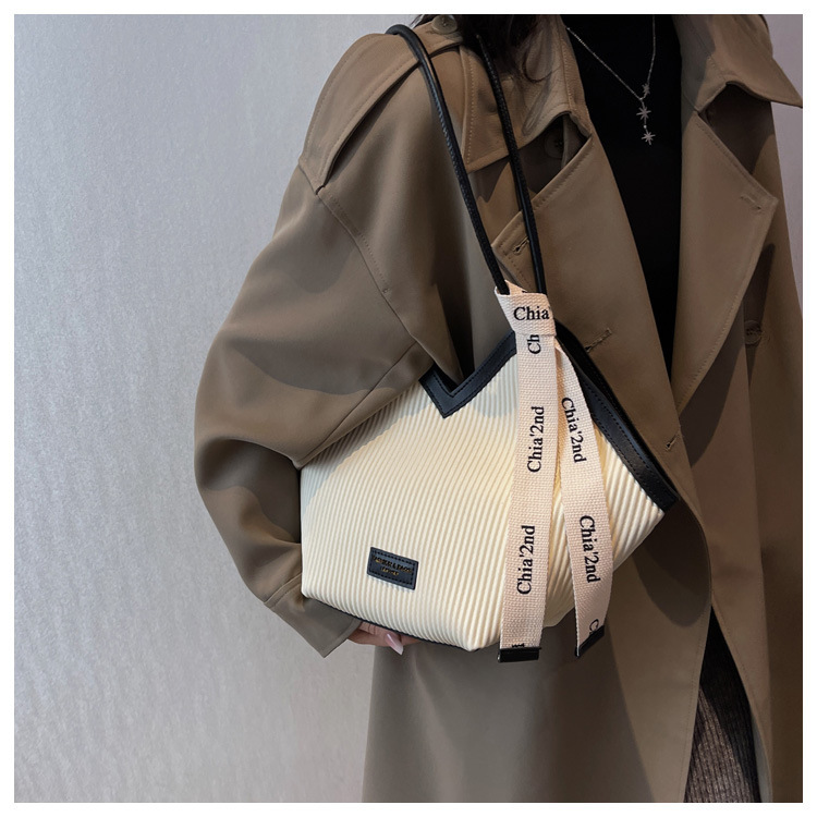 Capacity Tote Commuter High-end Large Versatile Shoulder Casual Heart-shaped Underarm Bag For Women_voghion.com