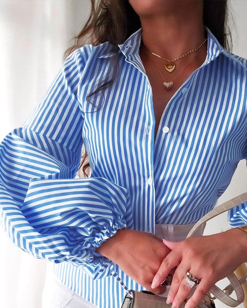 Camicia slim fit a righe azzurre con maniche a palloncino da donna_voghion.com