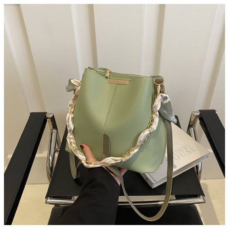 Secchiello alla moda ad alta capacità nel 2024, nuova tracolla a catena con design di nicchia, borsa a tracolla per donna_voghion.com