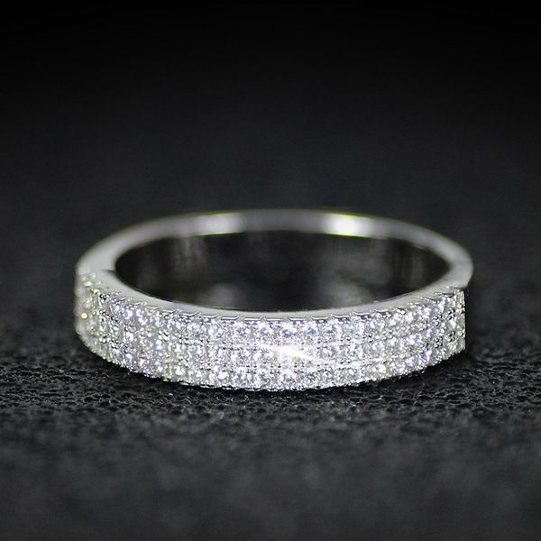 Nuovo anello di fidanzamento con tre file di diamanti e zirconi moissanite micro-pavé per donna_voghion.com