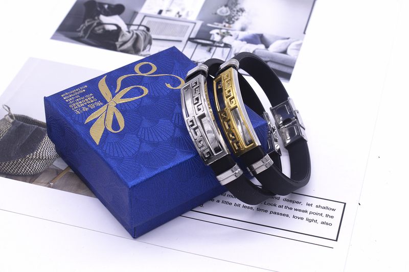 Set di gioielli da uomo con bracciale in silicone e acciaio_voghion.com