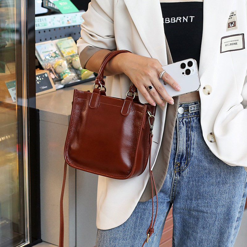 2023 Borsa a tracolla portatile alla moda in pelle di vacchetta da donna di fascia alta dal nuovo design di nicchia_voghion.com