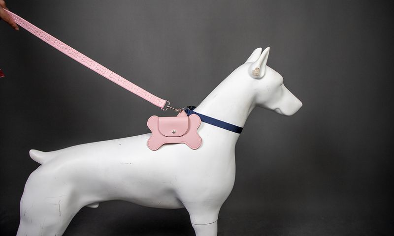 Bolsa para excrementos de perro de cuero sintético con cuerda de tracción para exteriores, ideal para colgarla y almacenarla en el exterior._voghion.com