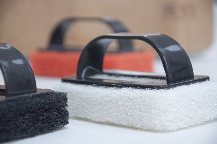 Lavandino, vasca da bagno, pavimento, piccola spazzola per la pulizia con paglietta_voghion.com