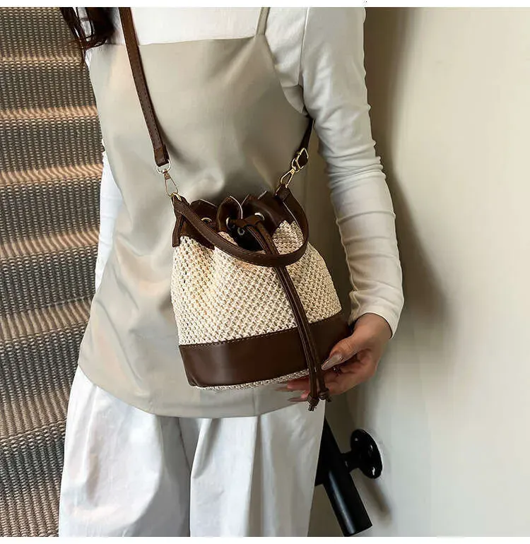Borsa a secchiello di design di nicchia per donna, borsa a mano piccola, borsa a tracolla in paglia, stile alla moda e di alta qualità._voghion.com