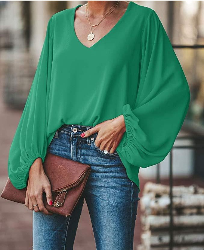 Γυναικείο τοπ plus size με φαρδιά, μακριά μανίκια και V λαιμόκοψη, ιδανικό για όλες τις ηλικίες_voghion.com