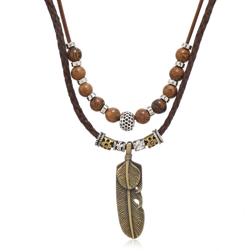 Collana in pelle multistrato semplice con ciondolo a forma di cuore con piuma e ala di pollo in legno_voghion.com