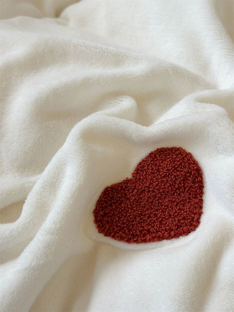 Nuovo set di quattro pezzi in velluto di latte ricamato con cuore rosso, autunno/inverno 2025, copripiumino in caldo pile di corallo_voghion.com