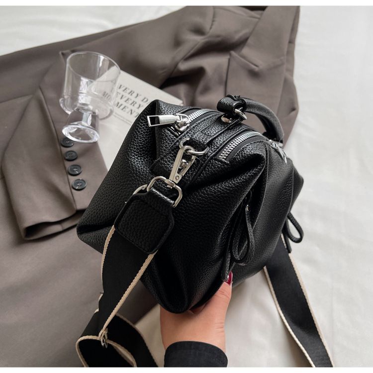 Fashionable pleated for women with multiple compartments, new personalized trendy crossbody bags, commuting casual_voghion.com