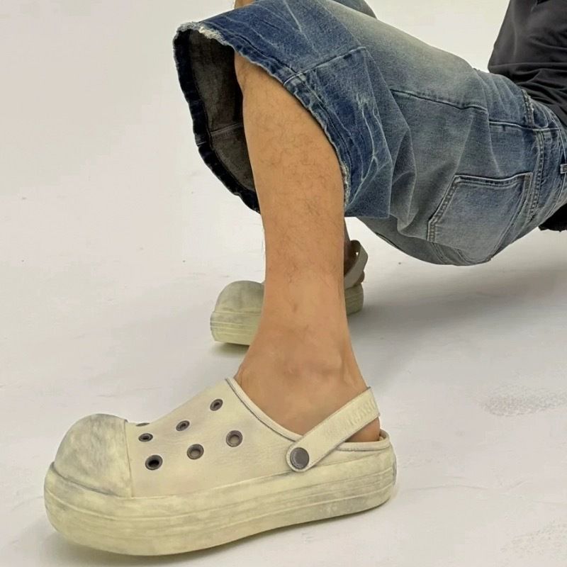 grandi vecchie scarpe sporche con buco nel tunnel del vento, sandali, pantofole estive, sandali casual con suola spessa_voghion.com