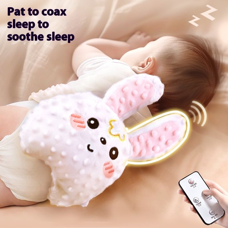 Babys beruhigende Handfläche streichelt das schlafende Kaninchenartefakt. Das Baby springt und beruhigt automatisch den Schlaf. Quetschspielzeug_voghion.com