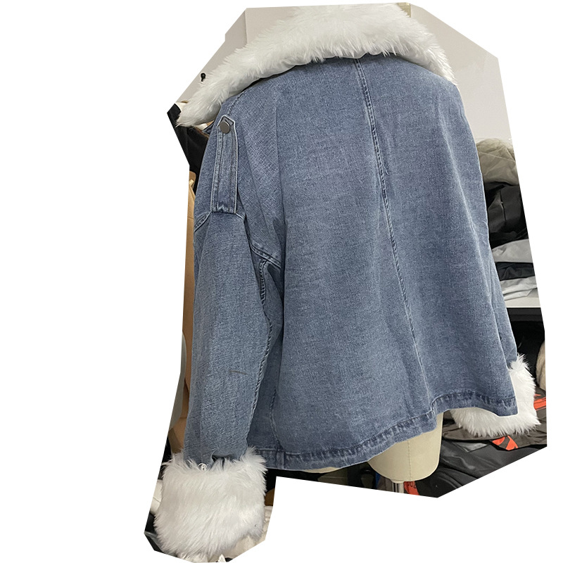 Kurze, verwaschene Pelzjacke aus Denim für Damen in Weiß_voghion.com