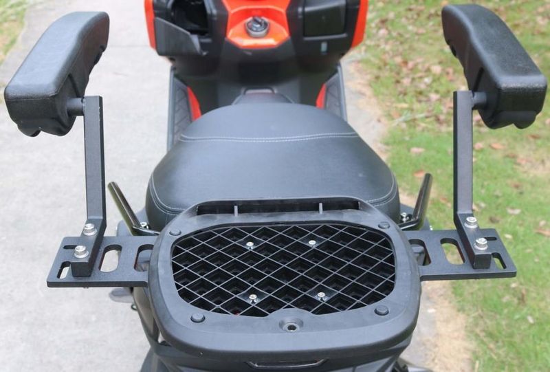 VB7 Sedile posteriore per motocicletta Accessori modificati Veicolo elettrico Bracciolo universale per bambini Pieghevole addensato_voghion.com