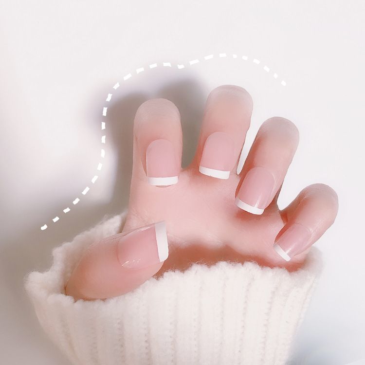 Tina Products Fałszywe łatki na paznokcie 24 sztuki w pudełku Krótkie francuskie_voghion.com