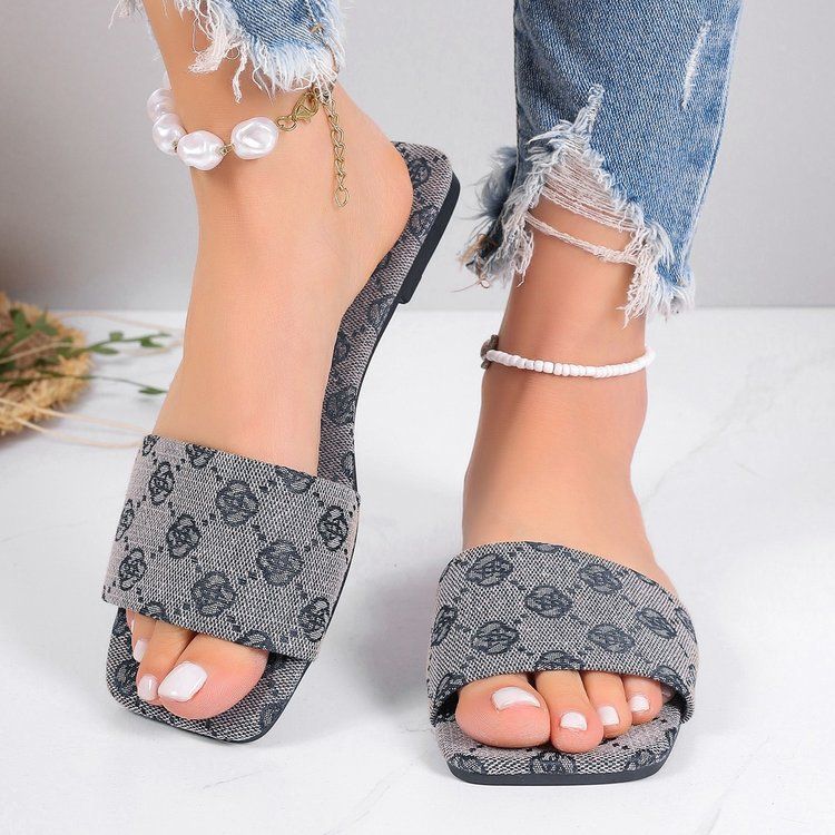 Euroopa ja Ameerika väliskaubanduse suured lameda põhjaga üherealised tikitud sussid naistele, mis on mõeldud piiriüleseks õuerõivasteks ja kergeteks rannasandaalideks._voghion.com