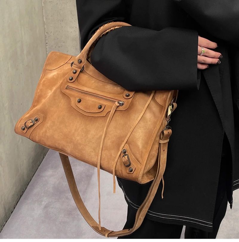 Borsa a tracolla monospalla grande e capiente, stile street, da ragazza alla moda, con rivetti in pelle scamosciata opaca, primavera ed estate 2025_voghion.com