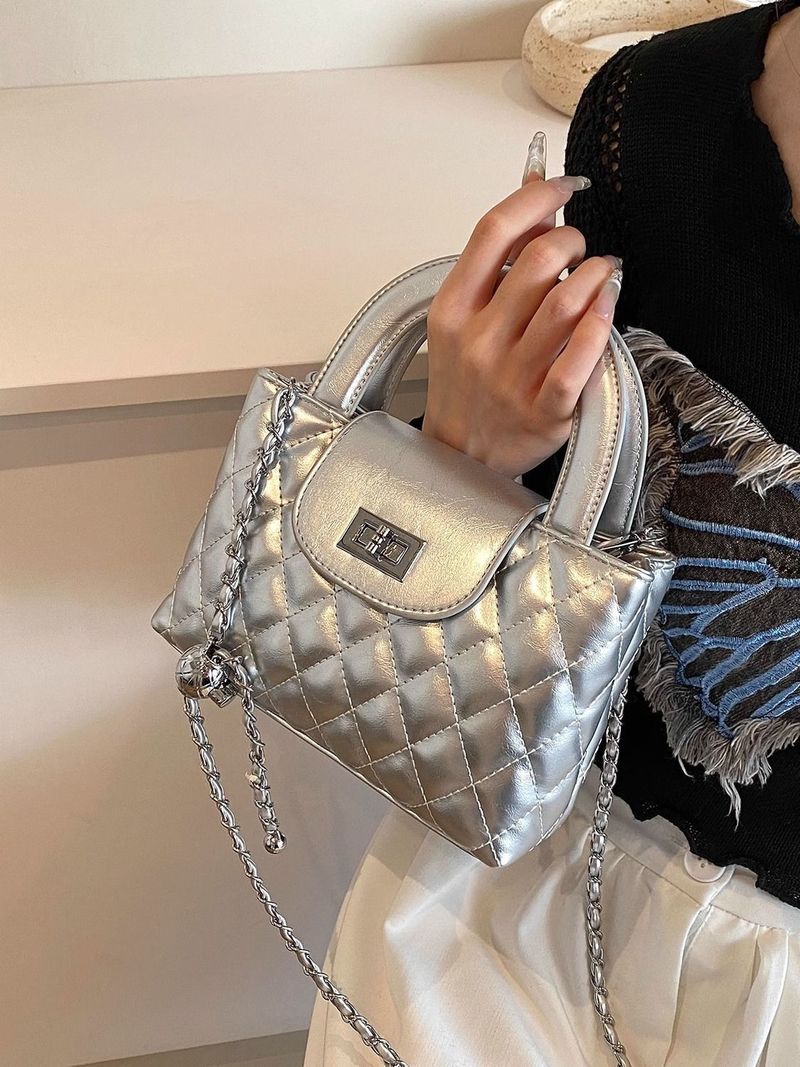 2025 Gesteppte silberne Kettentasche – Trendy Sommer-Crossbody-Tasche für Damen, elegante kleine Schultertasche_voghion.com