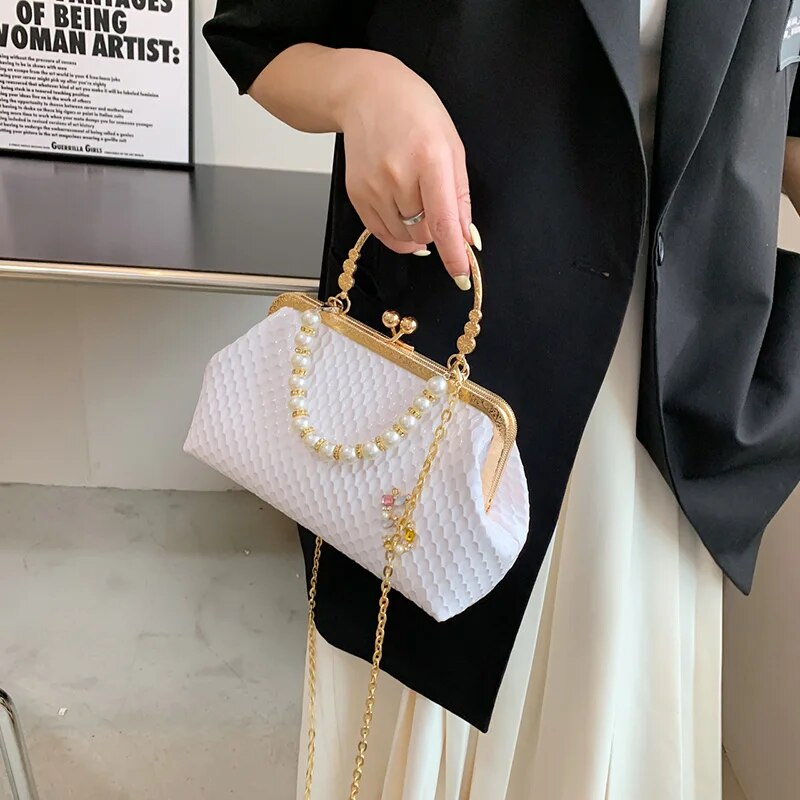2023 frauen Französisch Minderheit Schulter Gold Umhängetaschen Mode Perle Kette Shell Clip Kleine Handtasche Eveing Kupplung_voghion.com
