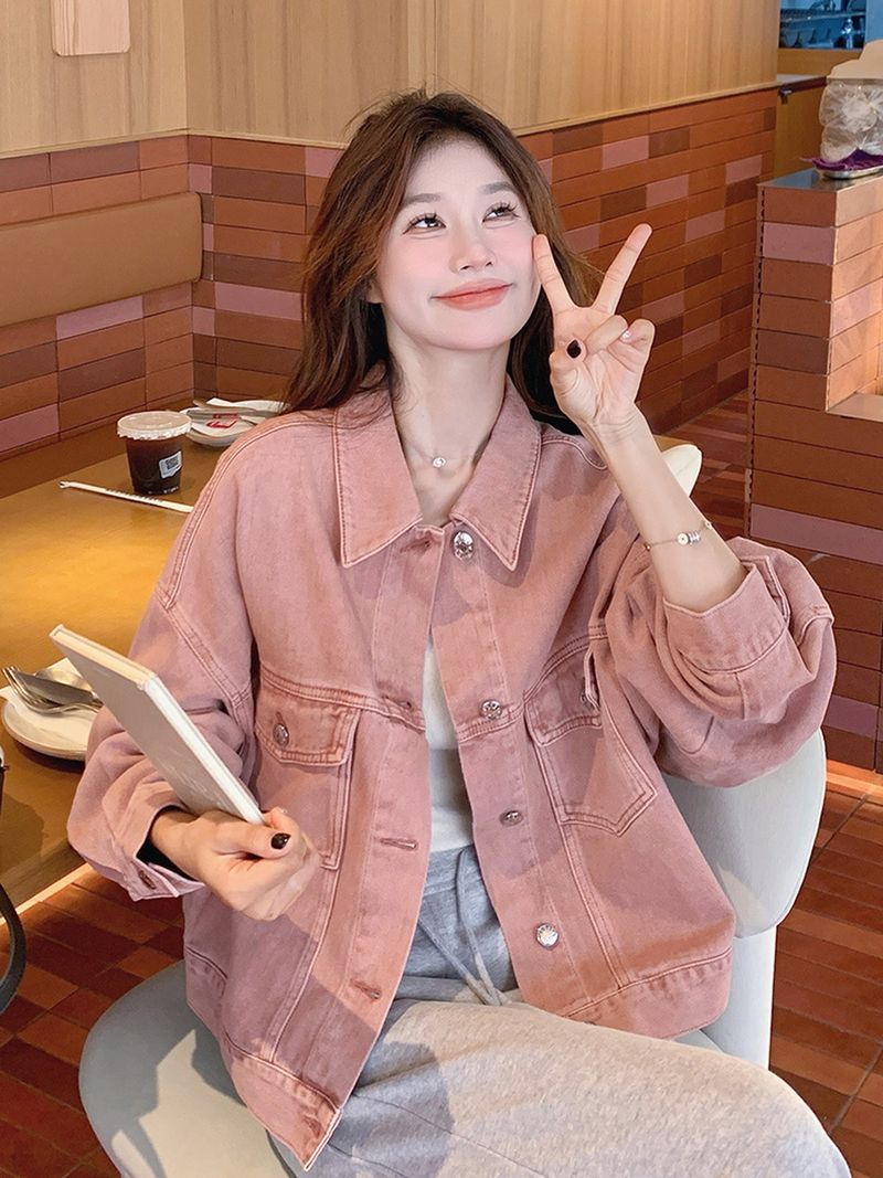 Jean Dalian pour femme, couleur claire, haut de gamme, alliant sophistication et style vintage européen, présenté dans un magazine japonais._voghion.com