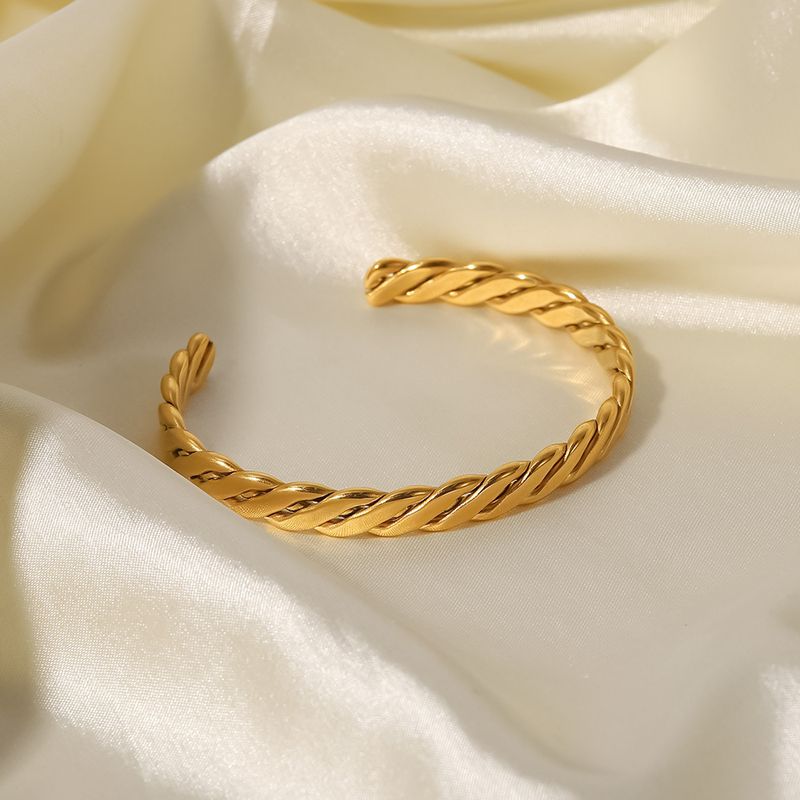 INS French New Women's Fashion Simple Titanium Stainless Steel Vacuum Gold Plated Thick Cuban Chain Bracelet_voghion.com