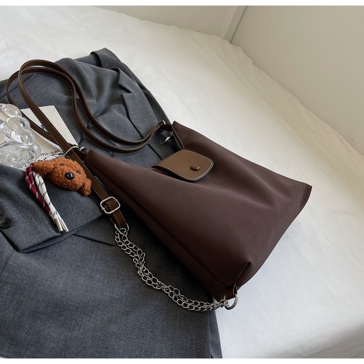 This year's popular large capacity spliced multifunctional shoulder bag 2024 trend three types of back method chain_voghion.com