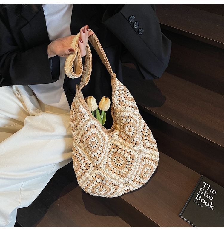 2025 Neue gewebte Blumentasche, handgewebte Daisy-Strohtasche, tragbare Umhängetasche für Damen am Meer_voghion.com