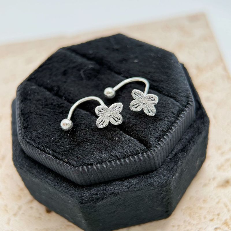 Semplice e sofisticato quadrifoglio da appendere con un temperamento dolce ed elegante per le donne, piccolo e fresco fiore_voghion.com