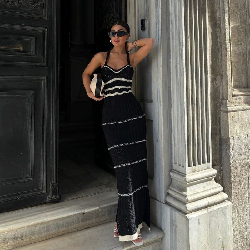 Sommer-neues High-End-Strickkleid im kontrastierenden französischen Bohemian-Stil mit ausgehöhlter Slim Fit-Passform und hüftbetontem, langem_voghion.com