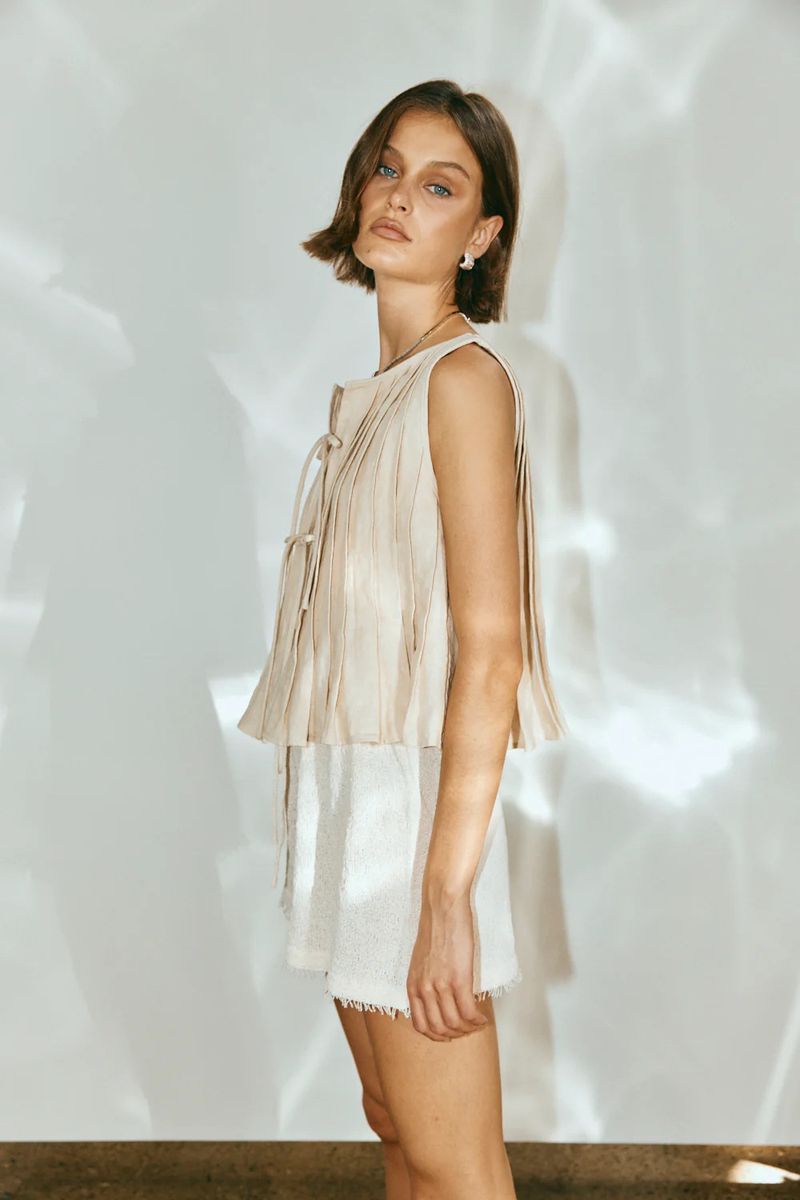 Completo da donna europeo e americano, primavera ed estate 2025, in cotone e lino, senza maniche, due pezzi, con camicia e gonna lunga da donna con spalline sottili._voghion.com