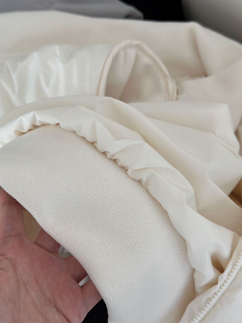 "Lichtgewicht donsjack voor dames met dubbele rits en fleecegevoerde kraag – 90% witte eendenveren vulling voor de stedelijke winter"_voghion.com