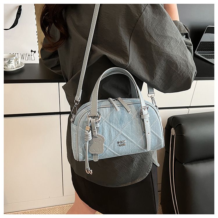 Borsa da donna con design di nicchia, ricamo a diamante, borsa in denim azzurro chiaro, borsa a tracolla da donna, borsa a cuscino_voghion.com