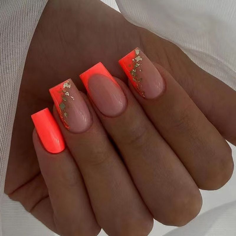 Design rosa glitter arancione per indossare l'armatura, stile colorato, unghie corte quadrate_voghion.com