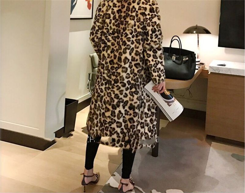 Damenmode im langen flauschigen Trenchcoat passend zum Outfit_voghion.com