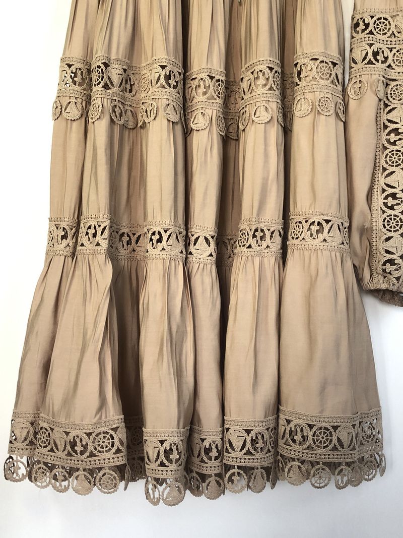 Completo elegante con camicetta con bordi in pizzo e gonna midi fluida – Completo due pezzi di ispirazione vintage_voghion.com