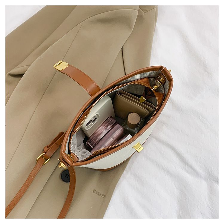 2024 nieuwe tas dames trendy en modieuze draagbare emmertas met klein ontwerp contrasterende kleur splitsen enkele schouder crossbody tas_voghion.com