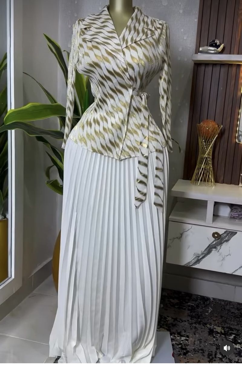 Completo da donna composto da tre pezzi: top plissettato con stampa a caldo e gonna ampia a 360°._voghion.com