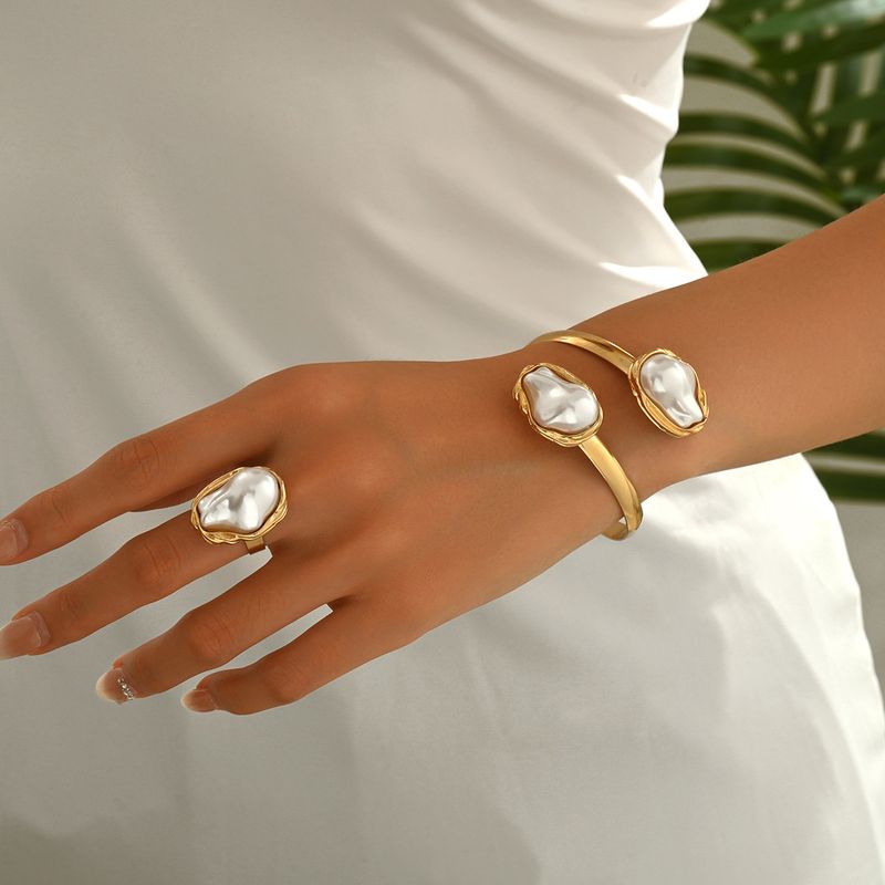 Barockes unregelmäßiges Perlenset, Nischen-High-End-Metall-offener Armbandring für Frauen_voghion.com