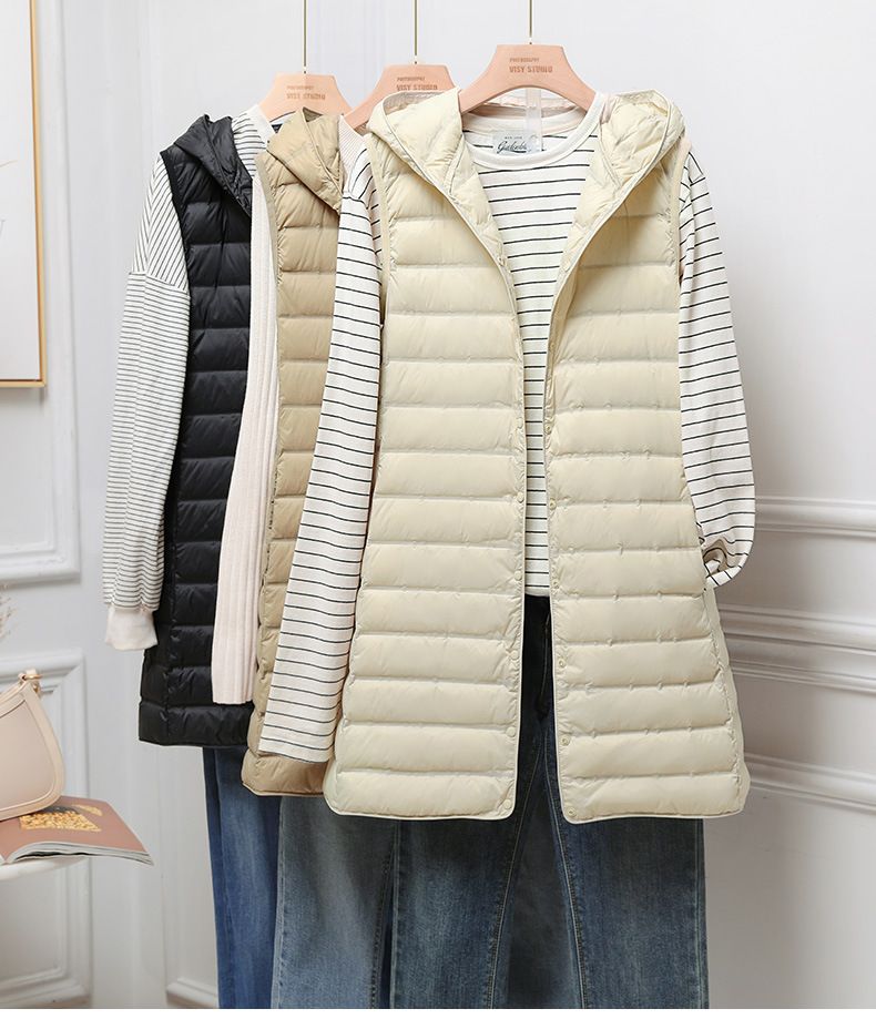 "Gilet leggero da donna slim fit in piuma d'oca, lunghezza media, con cappuccio, design laminato senza cuciture, color cachi/nero/beige"_voghion.com