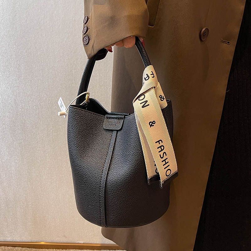 Borsa a tracolla da ascella di alta qualità, con design a blocchi di colore, da donna, con secchiello portatile, 2025_voghion.com