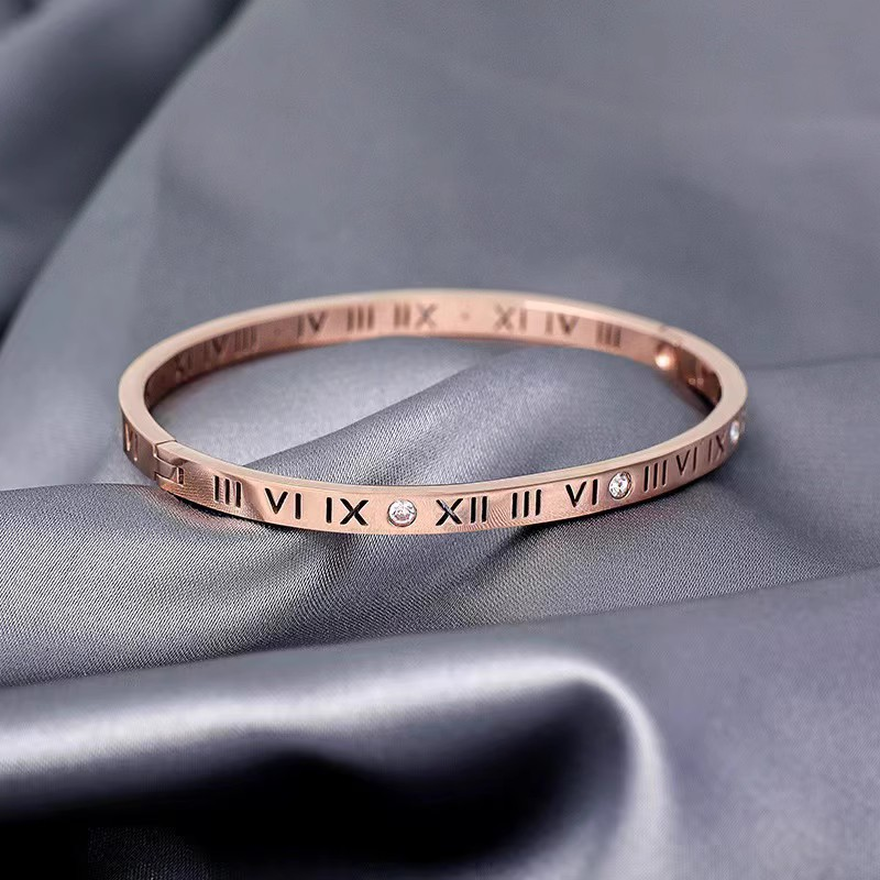 Bracciale con numeri romani per donna, semplice bracciale aperto in acciaio al titanio e oro madreperla_voghion.com