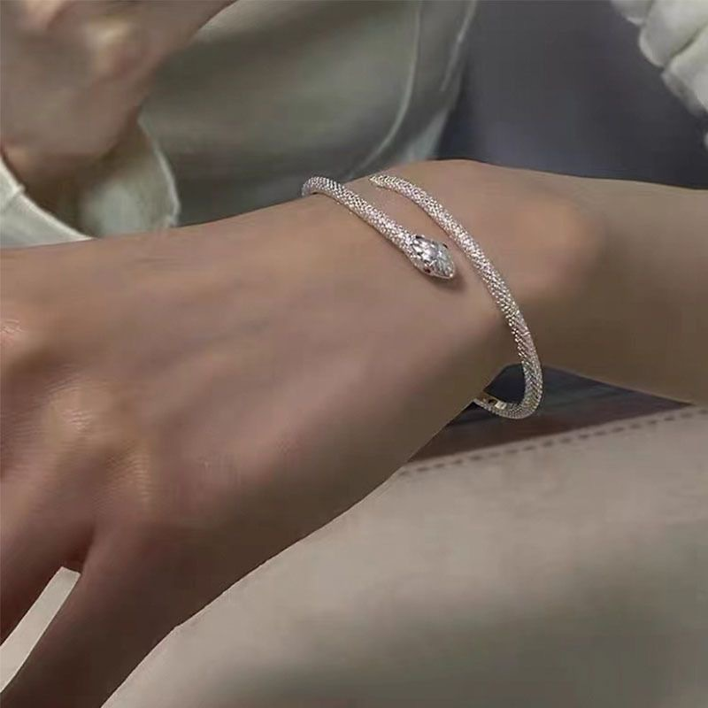 Pulseira de cobra prateada pequena, design versátil e minimalista, pulseira ajustável de cobra de olhos vermelhos, pulseira de textura de alta qualidade_voghion.com