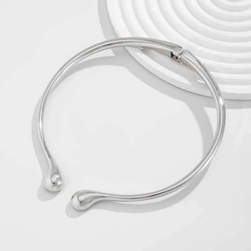 Collana in lega liscia semplice con colletto aperto a molla con goccia d'acqua alla moda_voghion.com