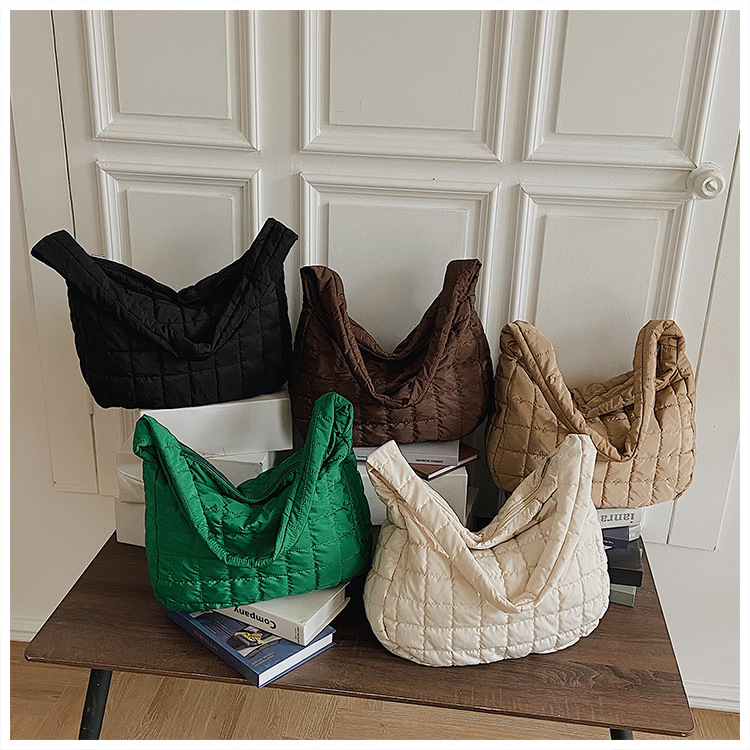 2023 Nuovo Best-seller Leggero Casual All-match Borsa da donna Urbano Semplice Moda Trendy Down Bag Messenger Gnocco Tote Bag_voghion.com