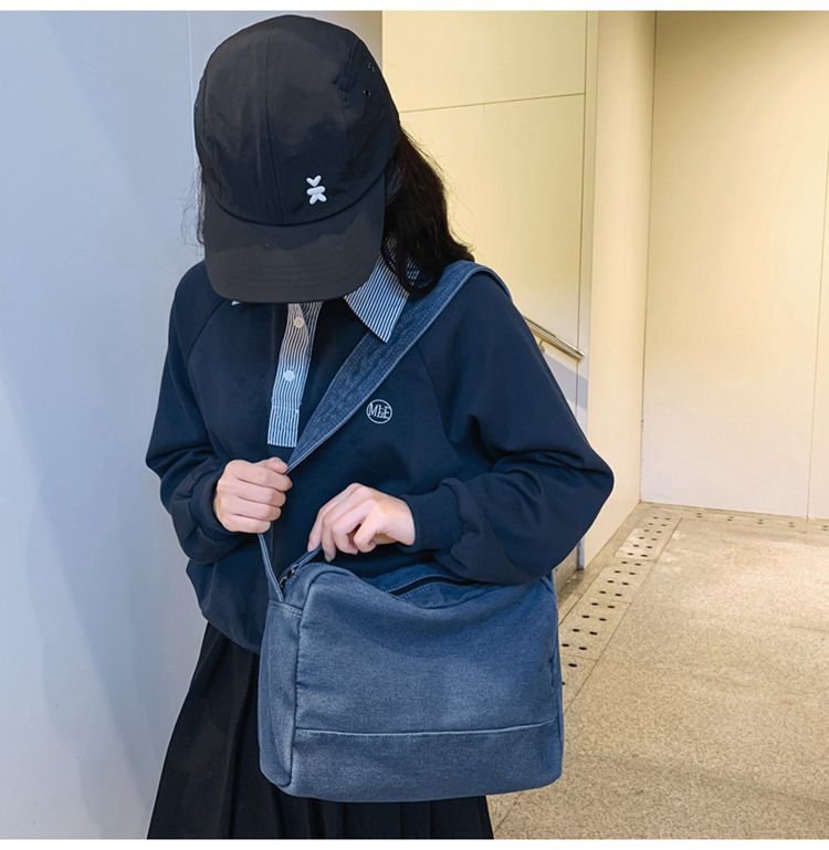 Sac fourre-tout en denim de grande capacité pour étudiants, sac de classe polyvalent et décontracté à une épaule, nouvelle collection printemps/été 2024_voghion.com