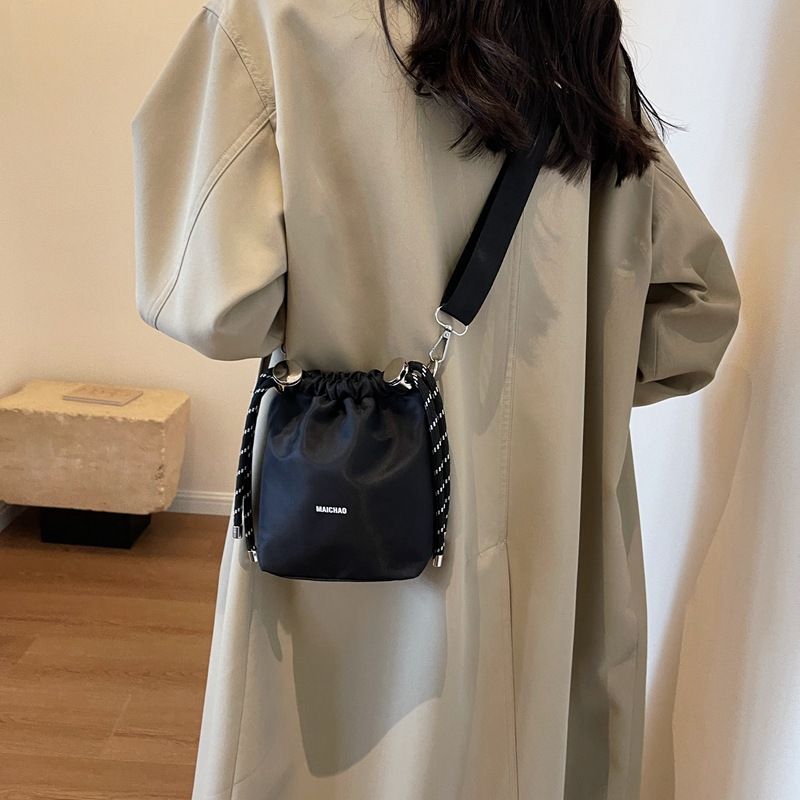 Canvas für Damen, Herbst 2025, neues modisches Nischendesign, Umhängetasche mit einer Schulter, stilvolle High-End-Beuteltasche_voghion.com