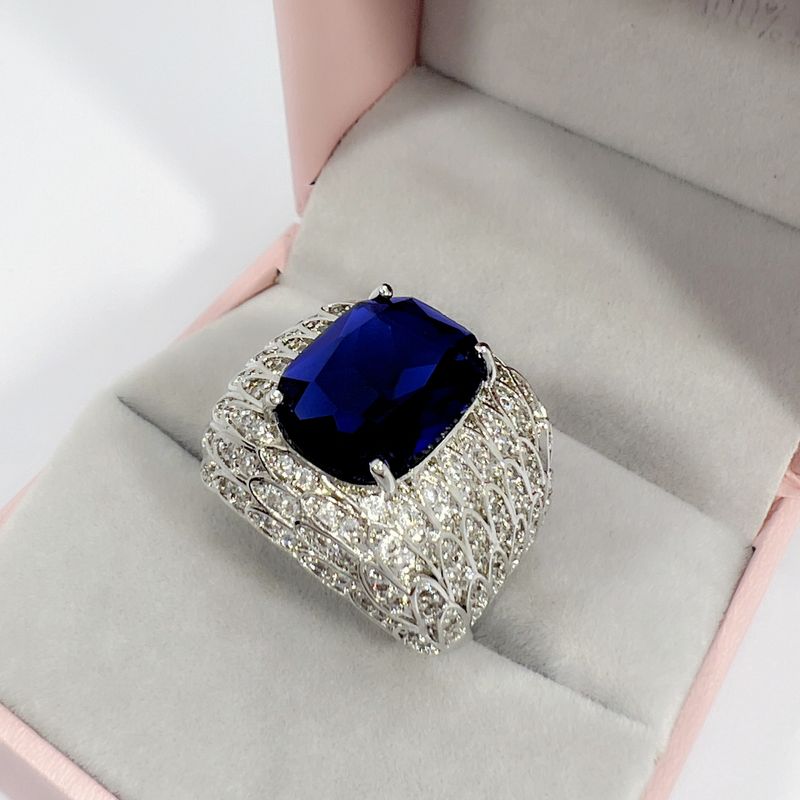 Blauer trendiger Herrenring mit Engelsflügeln und Mikropflaster aus Zirkonia_voghion.com