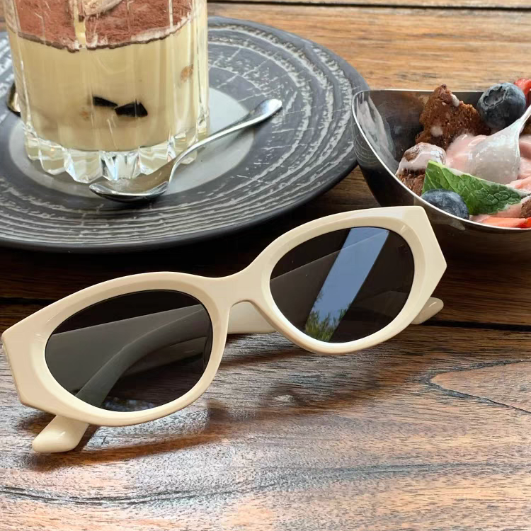 2025 New Cat's Eye White Sunglasses Women's Trendy Face Small Summer Sunshade Sunglasses_voghion.com